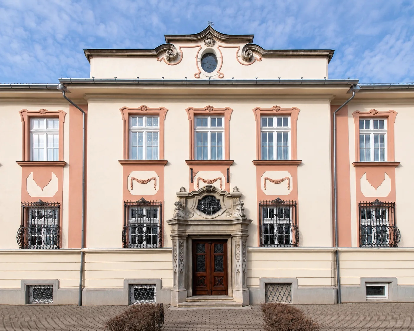 A Szent Imre Katolikus Általános Iskola és Liliom Óvoda épülete